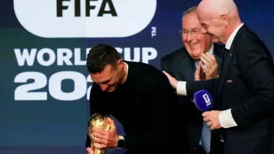 Lionel Scaloni junto a Gianni Infantino con la Copa del Mundo.