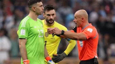 Emiliano Martínez, Hugo Lloris y Szymon Marciniak | Qatar 2022.