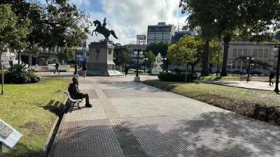 Plaza 1° de Mayo, Paraná. 