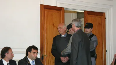 Von Wernich ingresa esposado juicio