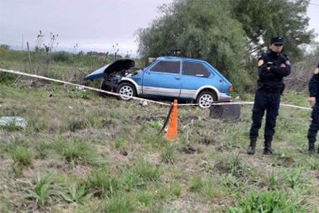 Un joven perdió la vida al despistar y volcar su auto en la ex ruta 18.