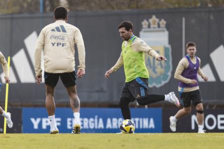 Scaloni analiza variantes ante las bajas del mediocampo: Almada y Paz disputan un lugar