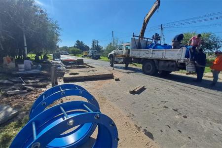 Una pérdida en la calería de calle Rondeau de Paraná fue la causante de la irregularidad en el suministro de agua potable domiciliaria.