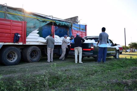 El gobierno entrerriano asiste a productores del Norte provincial con alimentos para el ganado.