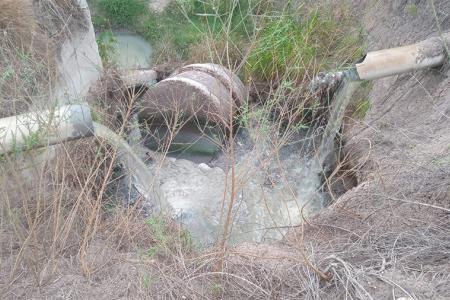 Vecinos de Colonia Avellaneda denunciaron también a la Municipalidad porque vuelca las aguas servidas sin tratamiento al arroyo Los Zorzales.