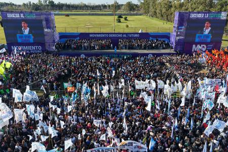 Miles de personas acompañaron a Kicillof en el lanzamiento del Movimiento Derecho al Futuro.