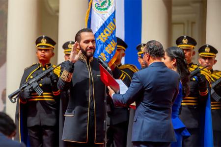 Nayib Bukele toma juramento como presidente de El Salvador en la Plaza Gerardo Barrios de San Salvador.