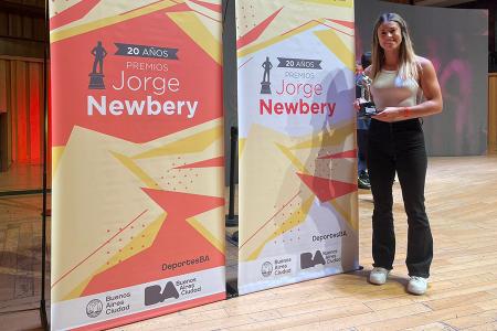 La entrerriana Camila Suáraez recibió el Premio Jorge Newbery a la mejor basquetbolista