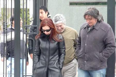 Imagen de archivo de Cristina Kirchner, Lázaro Báez y Máximo Kirchner cuando salían del mausoleo de Néstor Kirchner en Río Gallegos. 