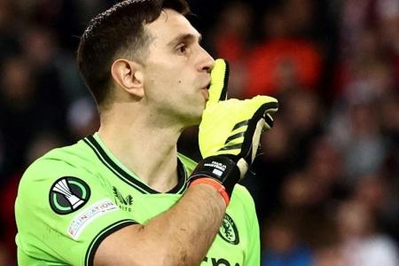 “Dibu” Martínez atejó dos penales en Francia y se lució para el festejo de Aston Villa