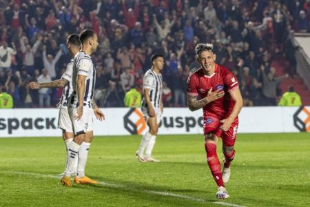 Fútbol: Argentinos Juniors venció a Talleres y llegó a la cima de la Zona A