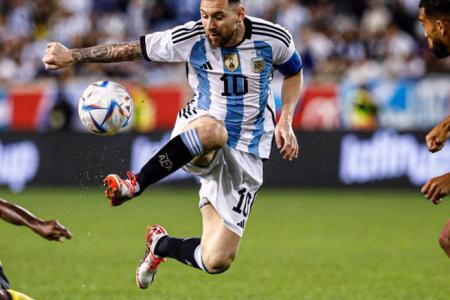 Argentina venció a Jamaica con el aporte goleador de Messi y cerró la gira con una sonrisa