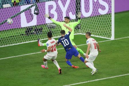 Fútbol: Estados Unidos logró una ajustada victoria ante Irán y enfrentará a Países Bajos