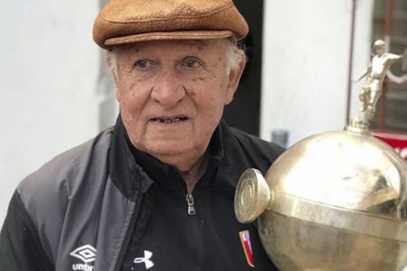 Murió el “Bocha” Flores, uno de los “Héroes de Old Trafford” de Estudiantes de La Plata