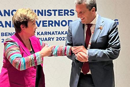 Imagen de archivo de la titular del FMI Kristalina Georgieva y el ministro de Economía, Sergio Massa.