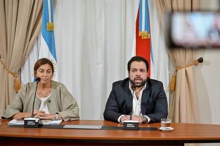 La presidenta del CGE, Alicia Fregonese, y el ministro de Gobierno y Trabajo, Manuel Troncoso.