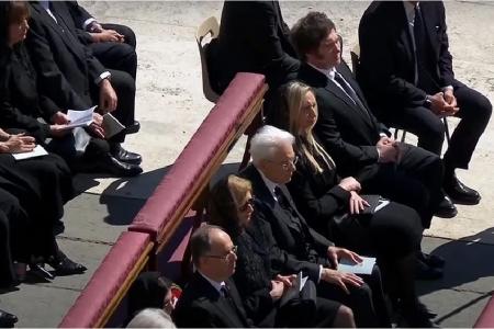 Javier Milei, junto a su hermana Karina, en la Plaza de San Pedro en el funeral del papa Francisco.