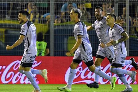 Fútbol: Barracas Central ganó en Rosario y trepó a lo más alto de la Zona A