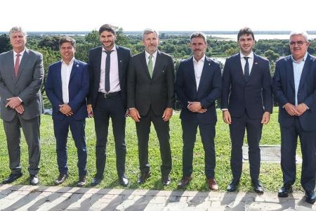En mayo se reunieron en Paraná seis gobernadores: Rogelio Frigerio, de Entre Ríos; Maximiliano Pullaro (Santa Fe); Raúl Jalil (Catamarca); Axel Kicillof (Buenos Aires); Ignacio Torres (Chubut) y Sergio Raúl Ziliotto (La Pampa). Ahora volverán a hacerlo durante esta semana en el Consejo Federal de Inversiones (CFI).
