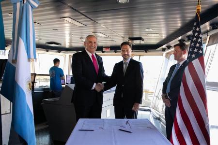 El embajador Marc Stanley (izq.) y el interventor de la Administración General de Puertos, Gastón Benvenuto, en la firma del convenio con el Ejército de Estados Unidos.
