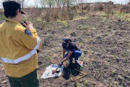 La Policía científica toma muestras para analizar posibles rastros de combustibles en la zona de incendios en el Delta.