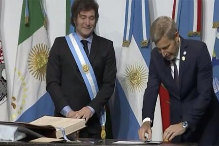 Imagen de archivo de Javier Milei y Rogelio Frigerio. La Libertad Avanza busca liderar electoralmente en Entre Ríos.