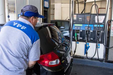 Desde este domingo el precio de la nafta y el gasoil aumentará 1% promedio en las estaciones de servicio de YPF y se espera mayores aumentos en las demás petroleras.