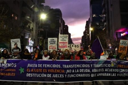 La autora realiza un seguimiento del recorrido que hizo el colectivo que se gestó contra la violencia de género y los temas que aún tiene pendientes.