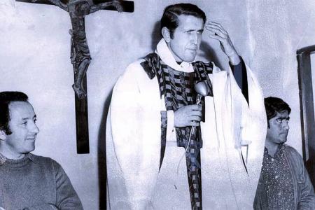 El padre Carlos Mugica oficiando misa en la convulsionada década del ‘70.
