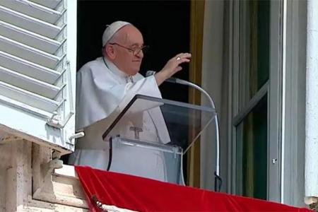 El Papa Francisco saluda a los peregrinos tras la oración mariana.