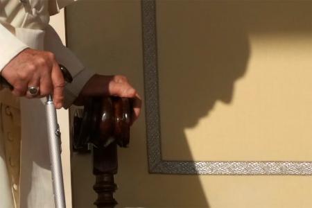 El papa Francisco, a su llegada a su audiencia general semanal en la Plaza de San Pedro, en el Vaticano, el 25 de septiembre de 2024.