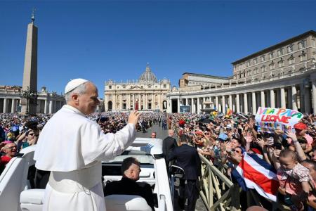 El Papa León XIV saluda y bendice a los más de 45 mil fieles que se congregaron en el Vaticano.