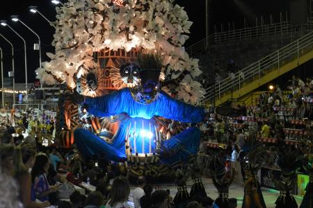 Papelitos (Club Juventud Unida) inauguró la tercera fecha del Carnaval del País con casi 14 mil espectadores en el Corsódromo.