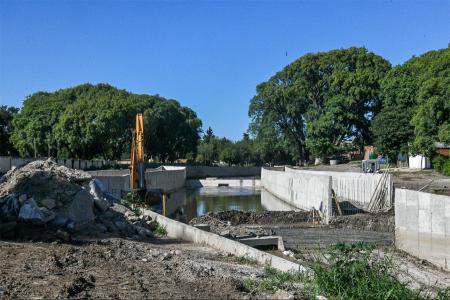 La obra además de solucionar un histórico problema de saneamiento del agua, generará beneficios ambientales, turísticos y urbanos con un nuevo espacio de disfrute para los vecinos.