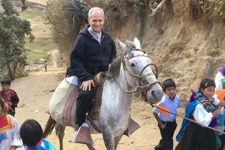Robert Francis Prevost con niños peruanos de la provincia de Trujillo (Perú).