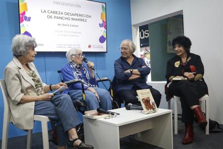 En la Feria del Libro, la escritora y periodista Stella Calloni estuvo acompañada por Adolfo Pérez Esquivel, Luisa Valenzuela y Marta Vassallo. “La memoria no es para quedarnos en el pasado sino para iluminar el presente. Stella trajo la memoria de un momento de la lucha de liberación del pueblo”, señaló el Premio Nobel de la Paz y militante por los derechos humanos. 