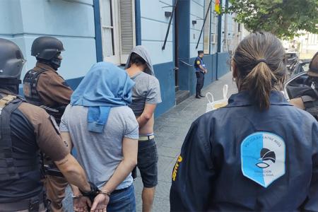 Los dos detenidos quedaron alojados en la Jefatura Departamental de Policía de Victoria.