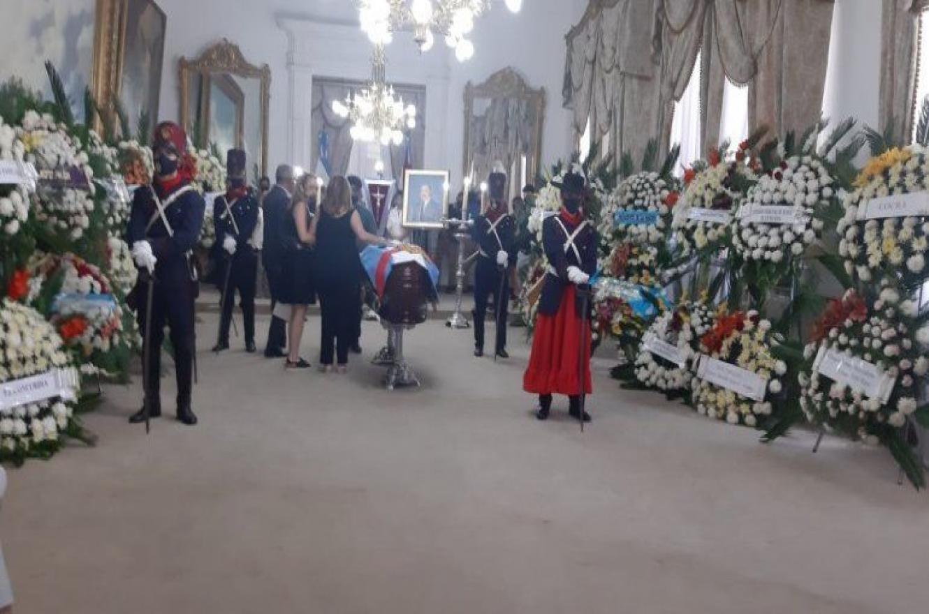 Los restos del exgobernador Busti son velados en Casa de Gobierno