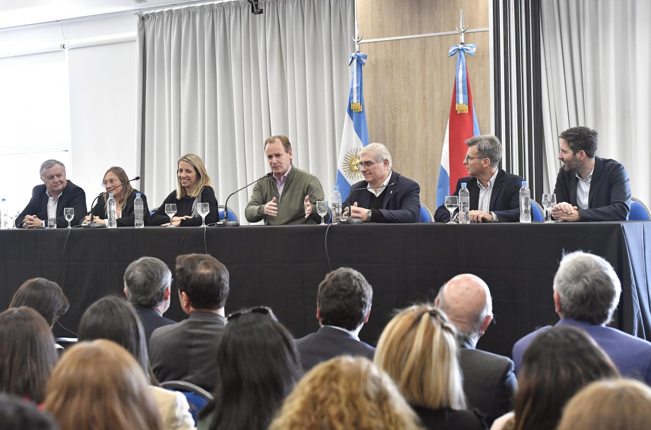 Acompañado del presidente del COA, Bordet anunció dos importantes obras para el deporte