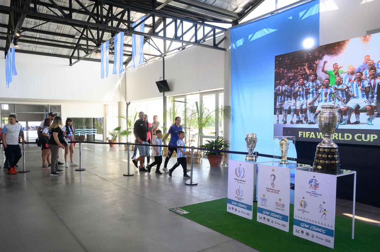 Grandes y chicos disfrutaron de cerca las Copas obtenidas por la selección argentina