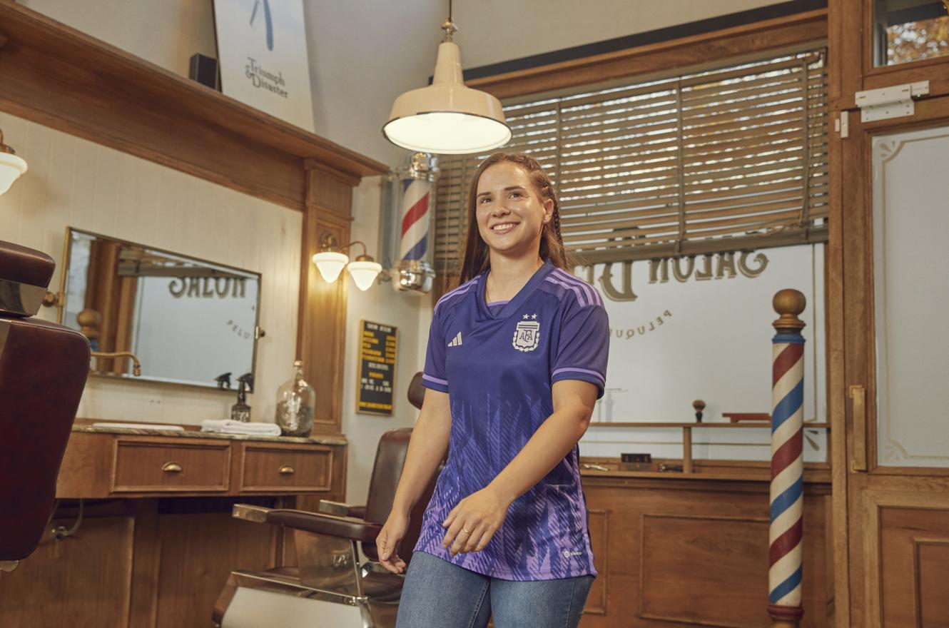 Fútbol: con la entrerriana Agostina Holzheier, Argentina presentó su camiseta alternativa