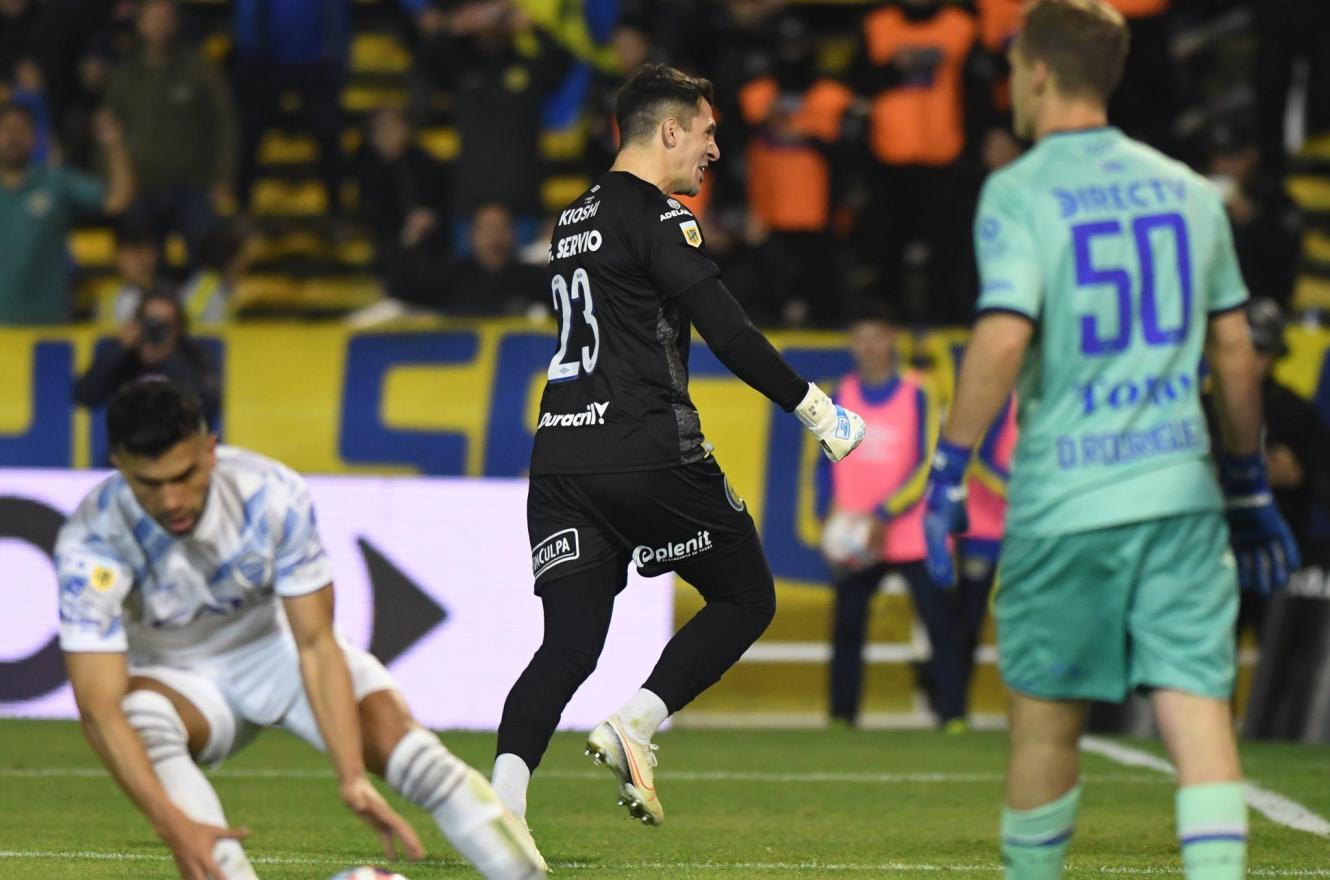 Rosario Central derrotó a Godoy Cruz y salió del fondo, a la espera de su nuevo DT