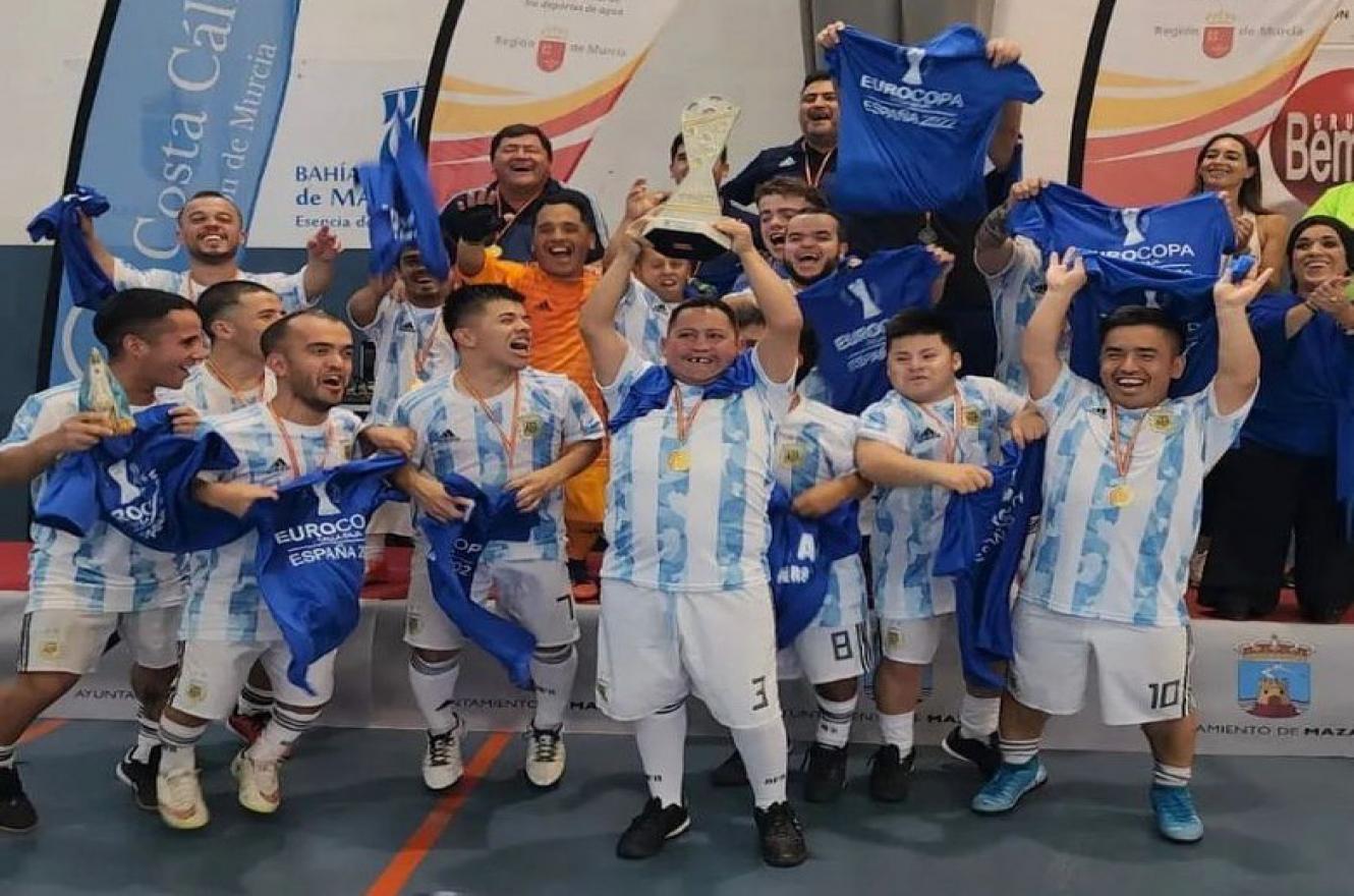 Fútbol de Talla Baja: el paranaense Ángel Ielpo gritó campeón de la Eurocopa con Argentina