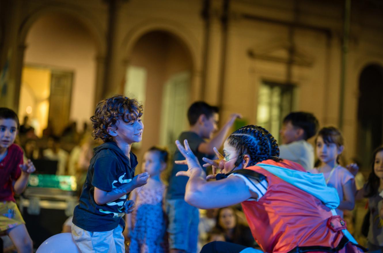 En la Plaza Alvear se llevó a cabo un espectáculo gratuito de danza y música. 