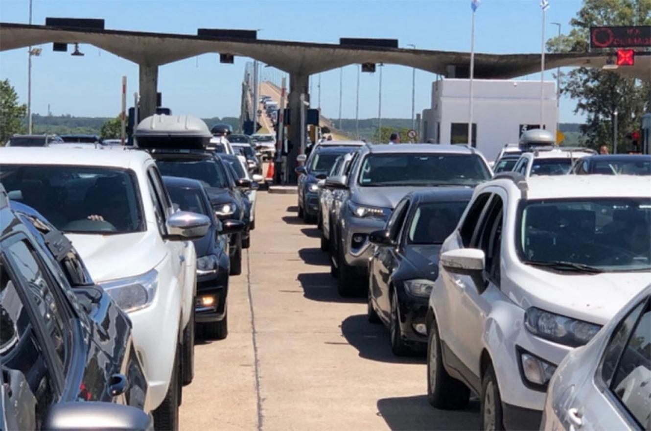 Los turistas argentinos soportaron largas colas para pasar al vecino país.