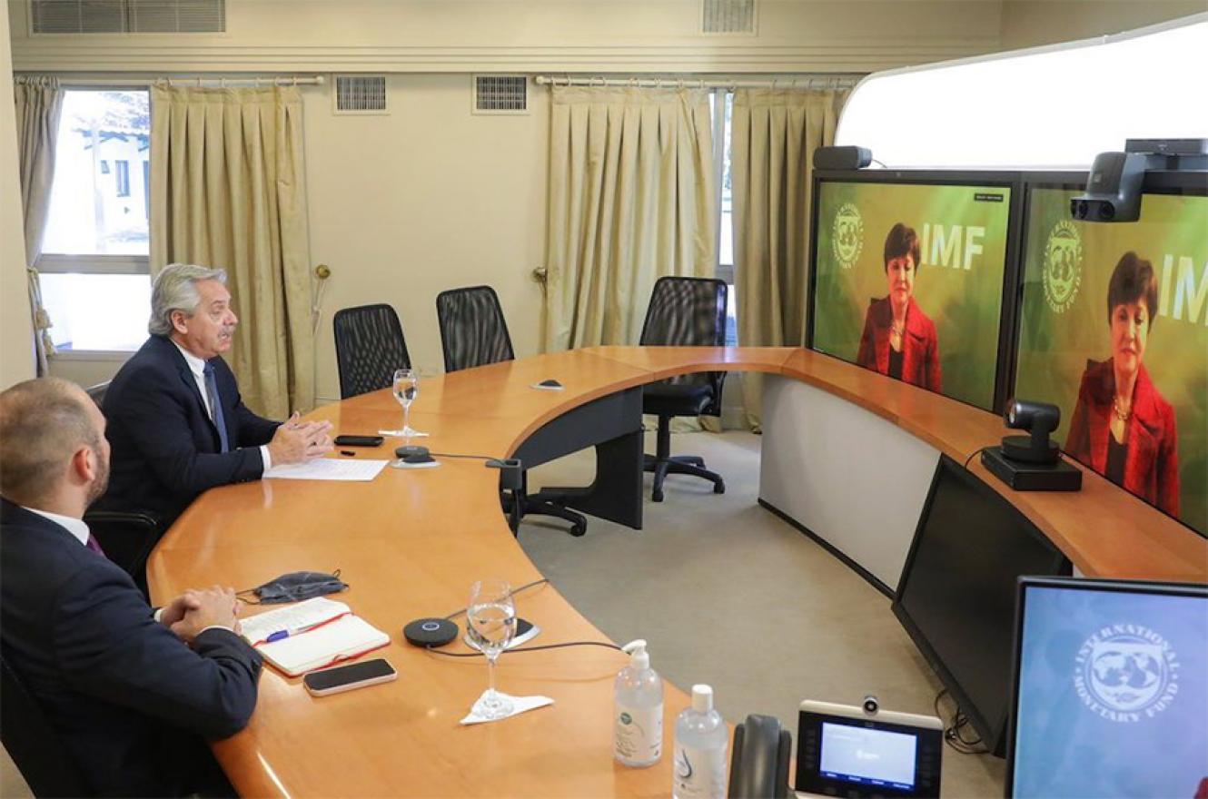 Imagen de archivo de una de las reuniones virtuales entre las autoridades argentinas con las del Fondo Monetario Internacional para destrabar el acuerdo logrado ayer.