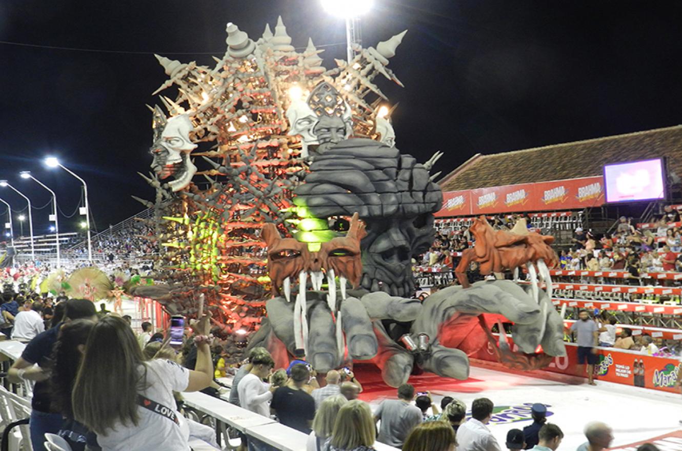 La última ganadora del Carnaval Ará Yeví (Club Tiro Federal) fue la encargada de abrir la primer noche del Carnaval del País en el Corsódromo de Gualeguaychú.
