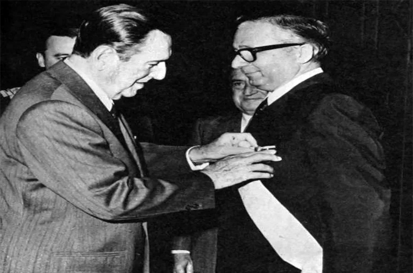 Juan Domingo Perón condecora con la Orden del Libertador a Licio Gelli, gran maestre de la Logia Propaganda Due, en 1973 (Archivo General de la Nación).