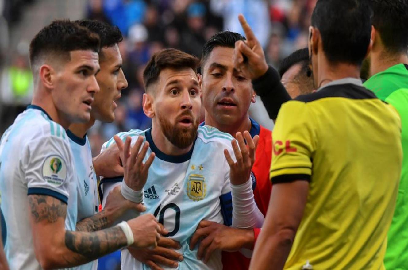 Por su expulsión ante Chile, Messi fue suspendido un partido y deberá pagar una multa