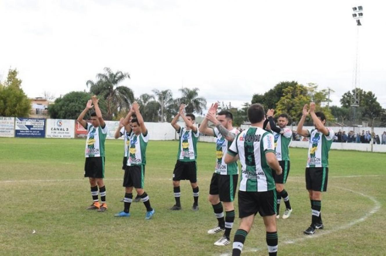 Fútbol: Arsenal y Unión Agrarios siguen liderando en Paraná Campaña